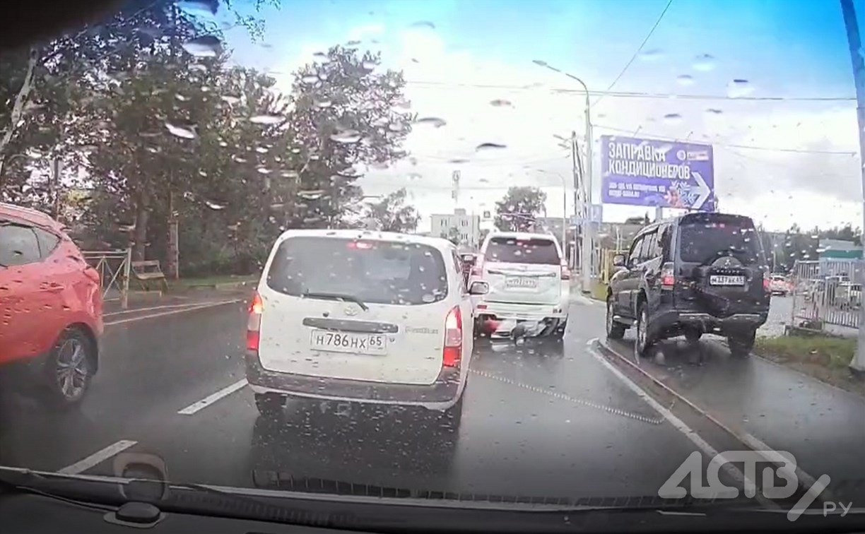 Водитель "Паджеро" проложил еще одну полосу по тротуару в Южно-Сахалинске 