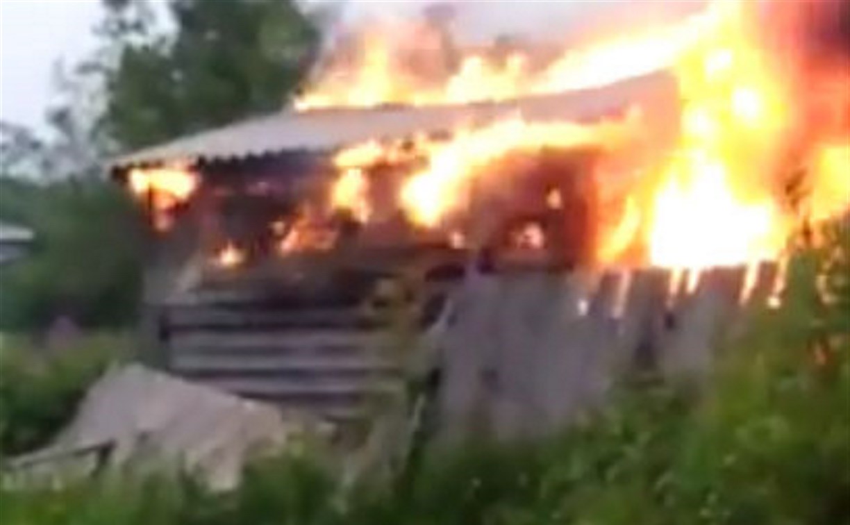 Сарай сгорел в районе "Ласточки" в Южно-Сахалинске