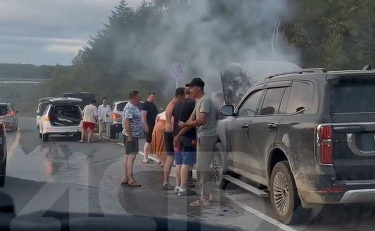 На Сахалине прямо на дороге в районе Дачного загорелся автомобиль