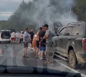 На Сахалине прямо на дороге в районе Дачного загорелся автомобиль