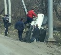 Микроавтобус вылетел с дороги и опрокинулся в Южно-Сахалинске