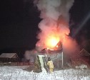 В Южно-Сахалинске загорелась теплица, огонь грозил перекинуться на дом 