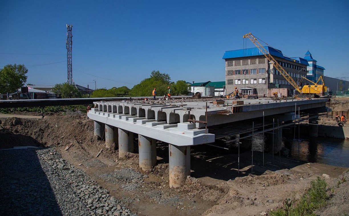 В Южно-Сахалинске продолжается устройство береговых опор моста через Сусую