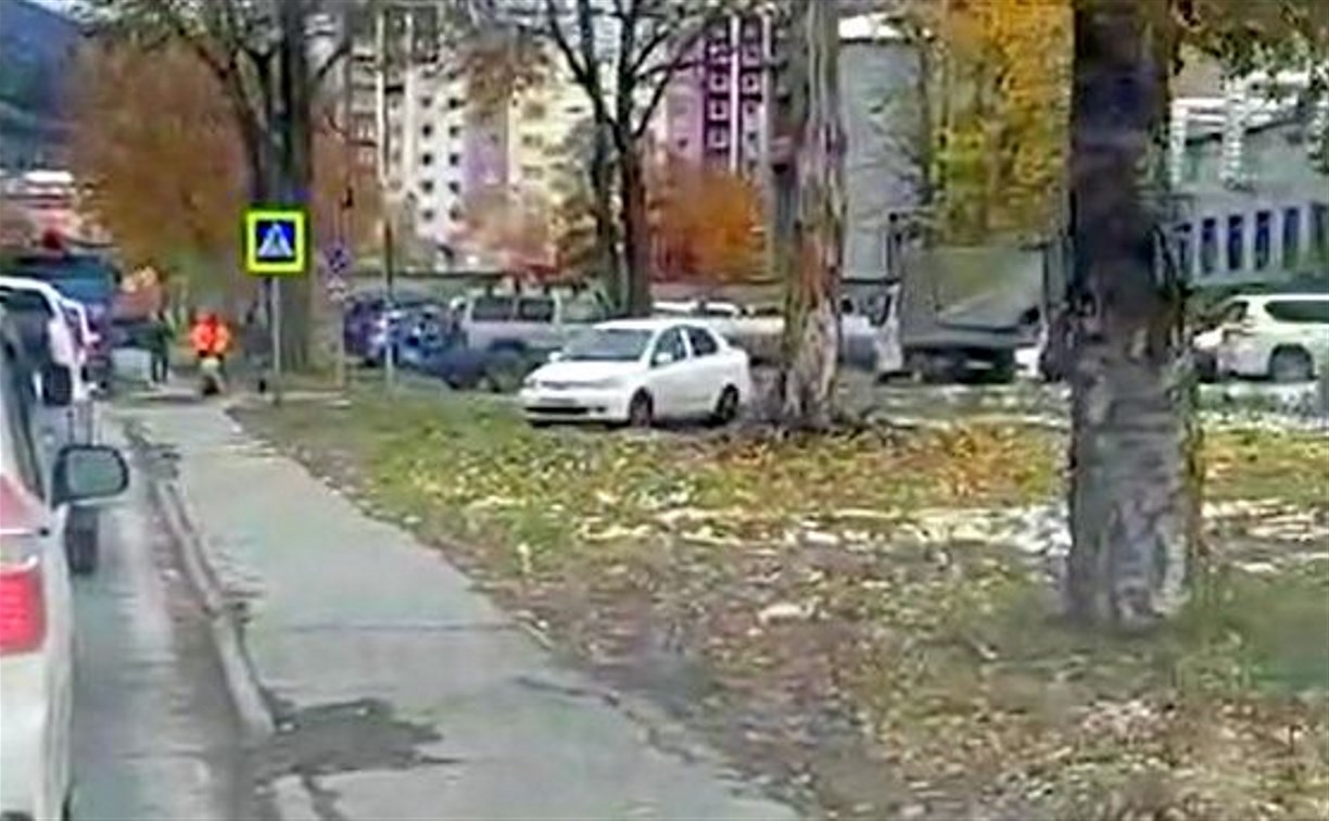 Автомобилисты Южно-Сахалинска не пустили на дорогу автохама, объехавшего пробку по газону