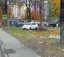 Автомобилисты Южно-Сахалинска не пустили на дорогу автохама, объехавшего пробку по газону