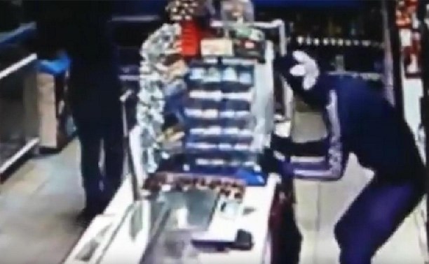 Вооруженные преступники ограбили ночью магазин в Поронайске