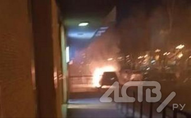 Появилось видео горящего у многоэтажки в Южно-Сахалинске автомобиля