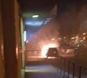 Появилось видео горящего у многоэтажки в Южно-Сахалинске автомобиля