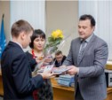 В День Конституции южно-сахалинские школьники получили паспорта в мэрии города