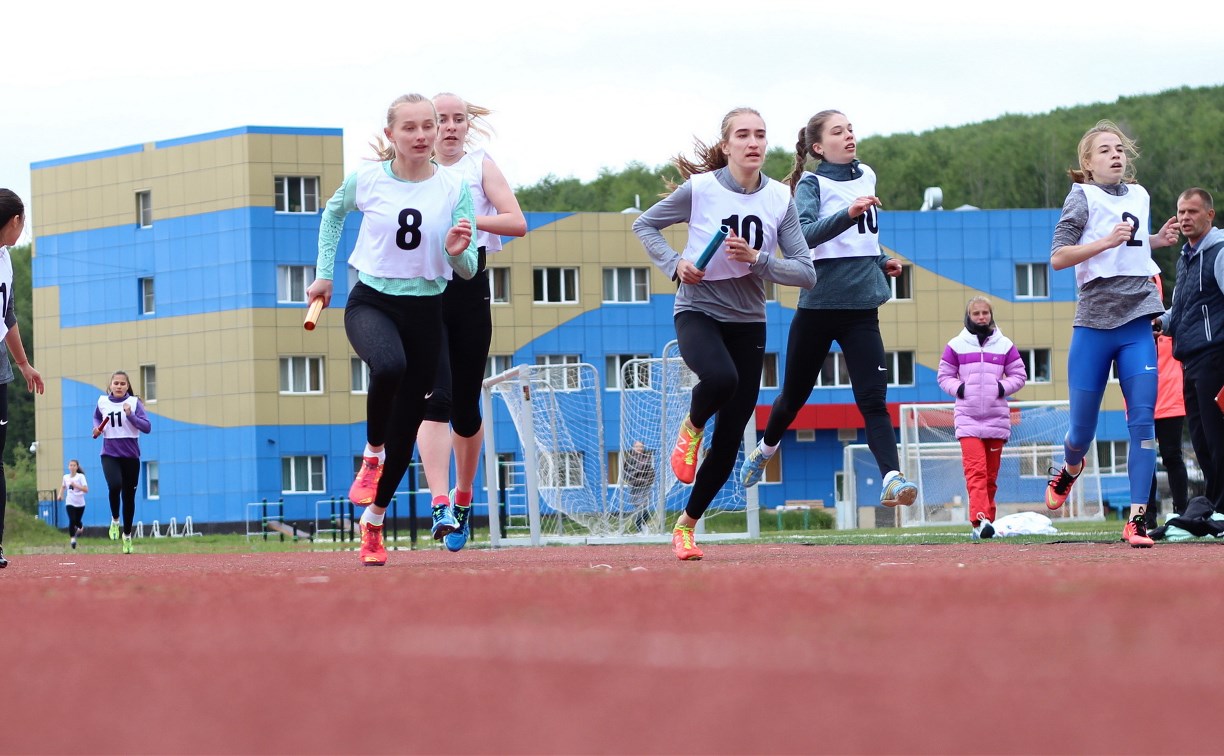 Две сотни спортсменов пробежали эстафету в Южно-Сахалинске