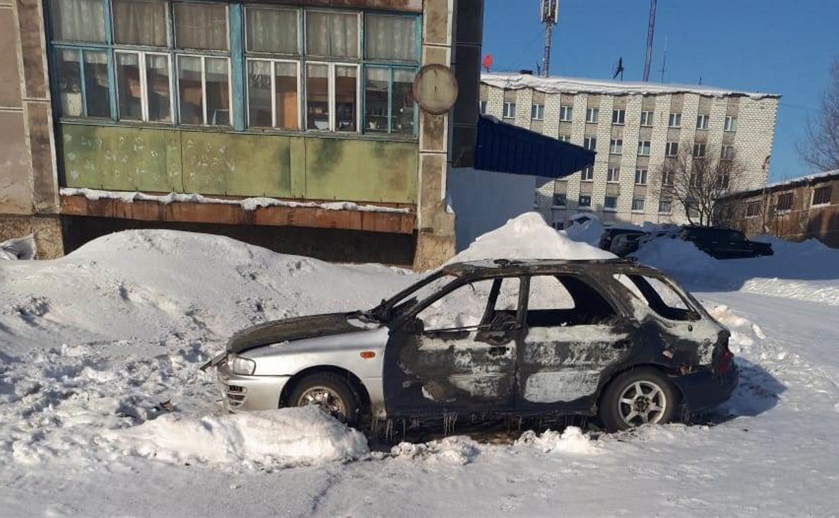 Автомобиль загорелся в Александровске-Сахалинском
