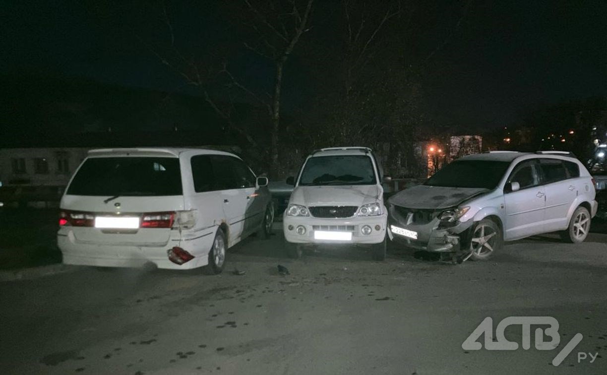 Очевидец: гонщик разбил пять автомобилей в Корсакове, пытаясь уйти от полицейской погони