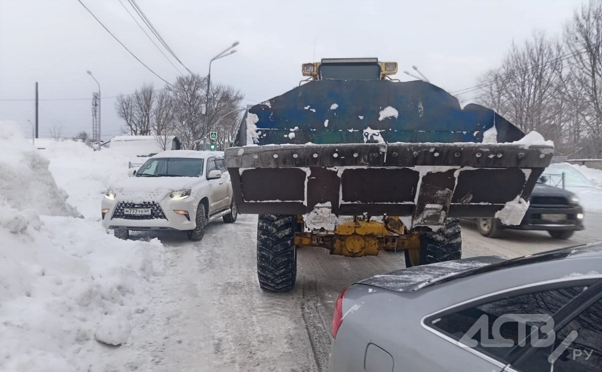 В Южно-Сахалинске погрузчик спровоцировал массовое ДТП у АЗС