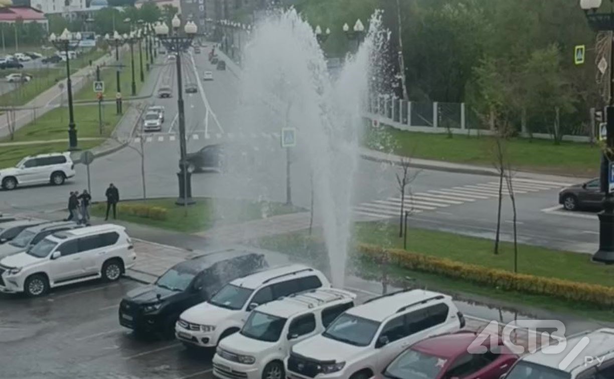 Мощный фонтан забил из-под земли и залил автомобили в Южно-Сахалинске