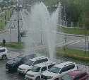 Мощный фонтан забил из-под земли и залил автомобили в Южно-Сахалинске