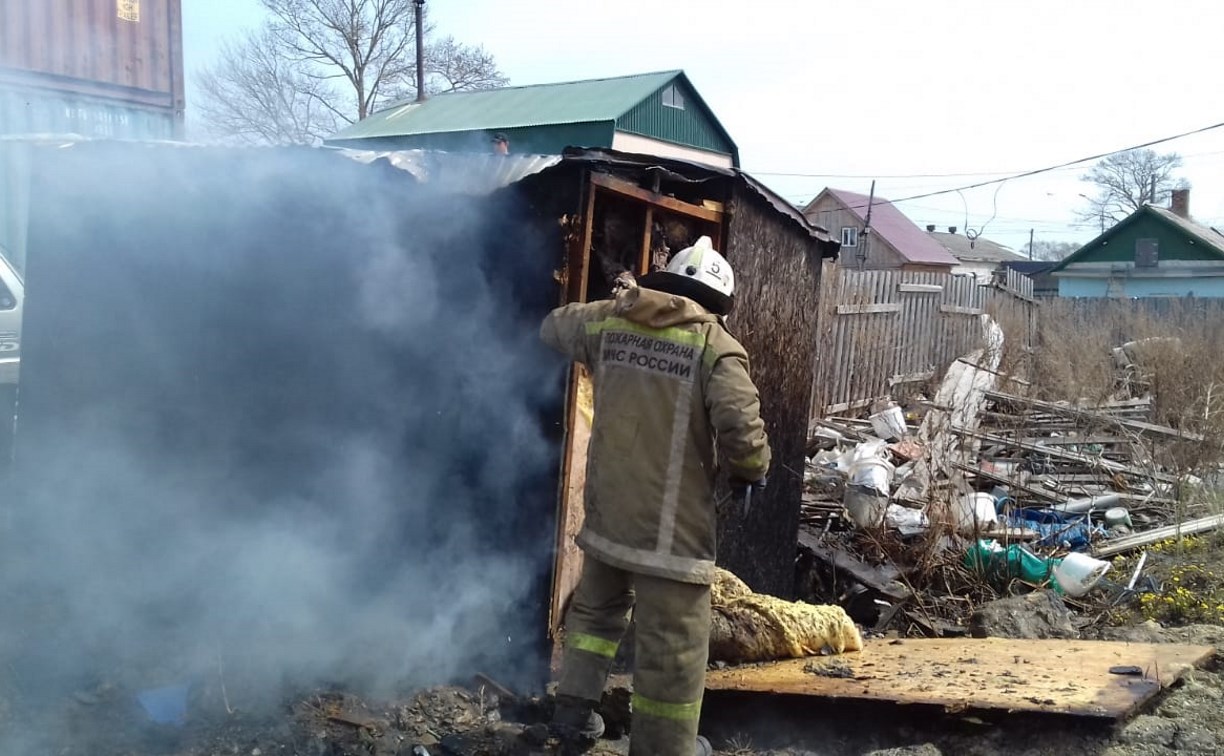 Горящий сарай потушили пожарные в Южно-Сахалинске