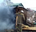 Горящий сарай потушили пожарные в Южно-Сахалинске
