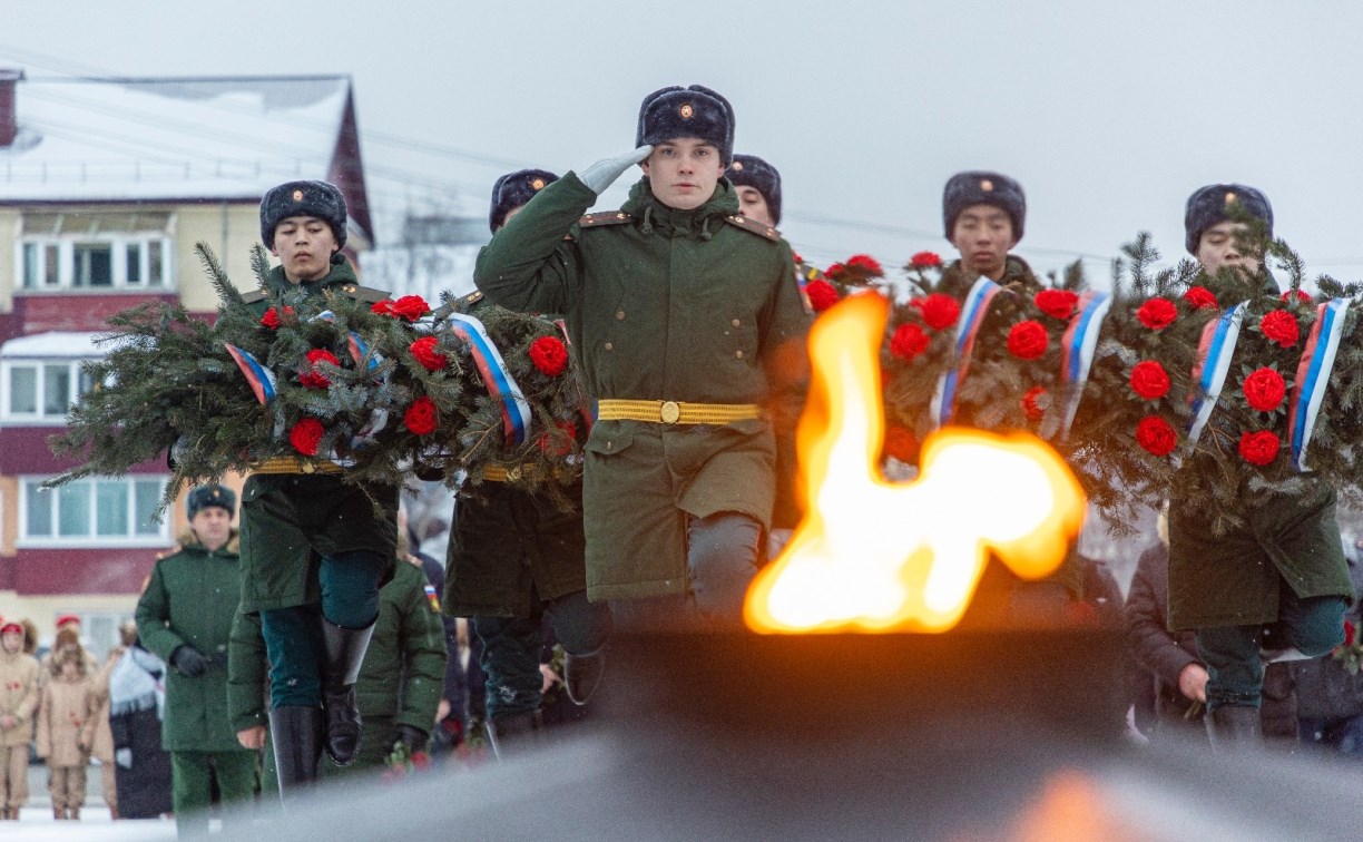 Сахалинцы в День защитника Отечества возложили цветы к Вечному огню