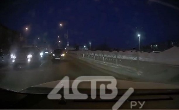 "Даже не пытался тормозить": автомобилист вылетел на встречку на перекрёстке в Южно-Сахалинске