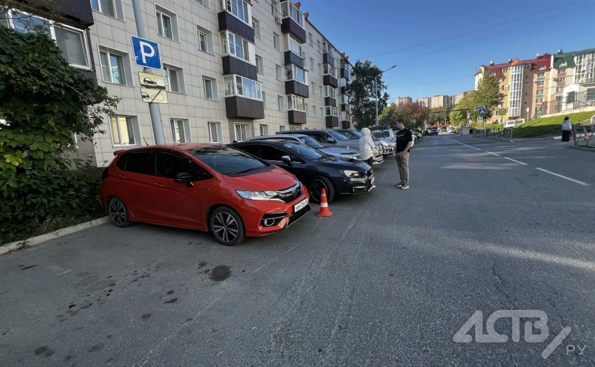 В Южно-Сахалинске неустановленный автомобиль столкнулся с Honda Fit и скрылся с места ДТП