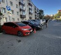 В Южно-Сахалинске неустановленный автомобиль столкнулся с Honda Fit и скрылся с места ДТП