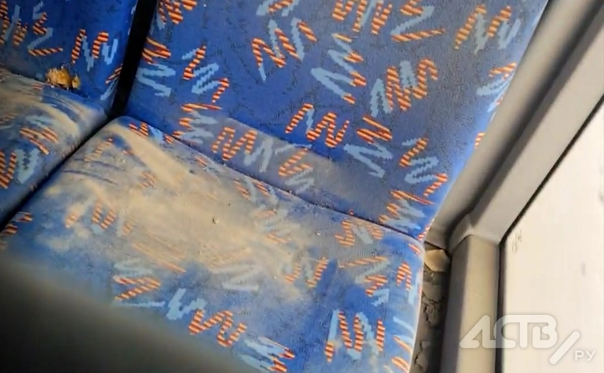 "Битые стекла, грязные сидения": южносахалинцы возмутились состоянием автобуса №63 