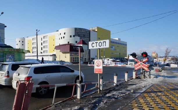 На самом загруженном железнодорожном переезде Южно-Сахалинска прошел рейд На самом загруженном железнодорожном переезде Южно-Сахалинска прошел рейд