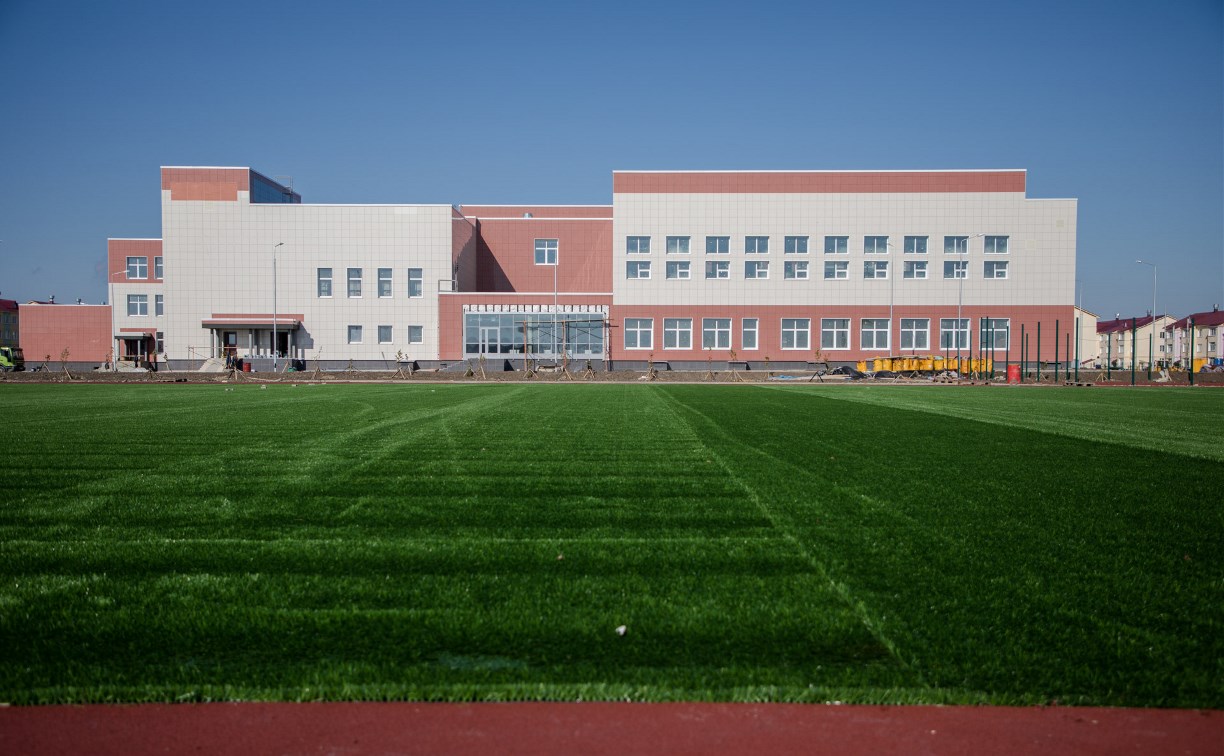 Территорию новой школы в Дальнем благоустроят до холодов
