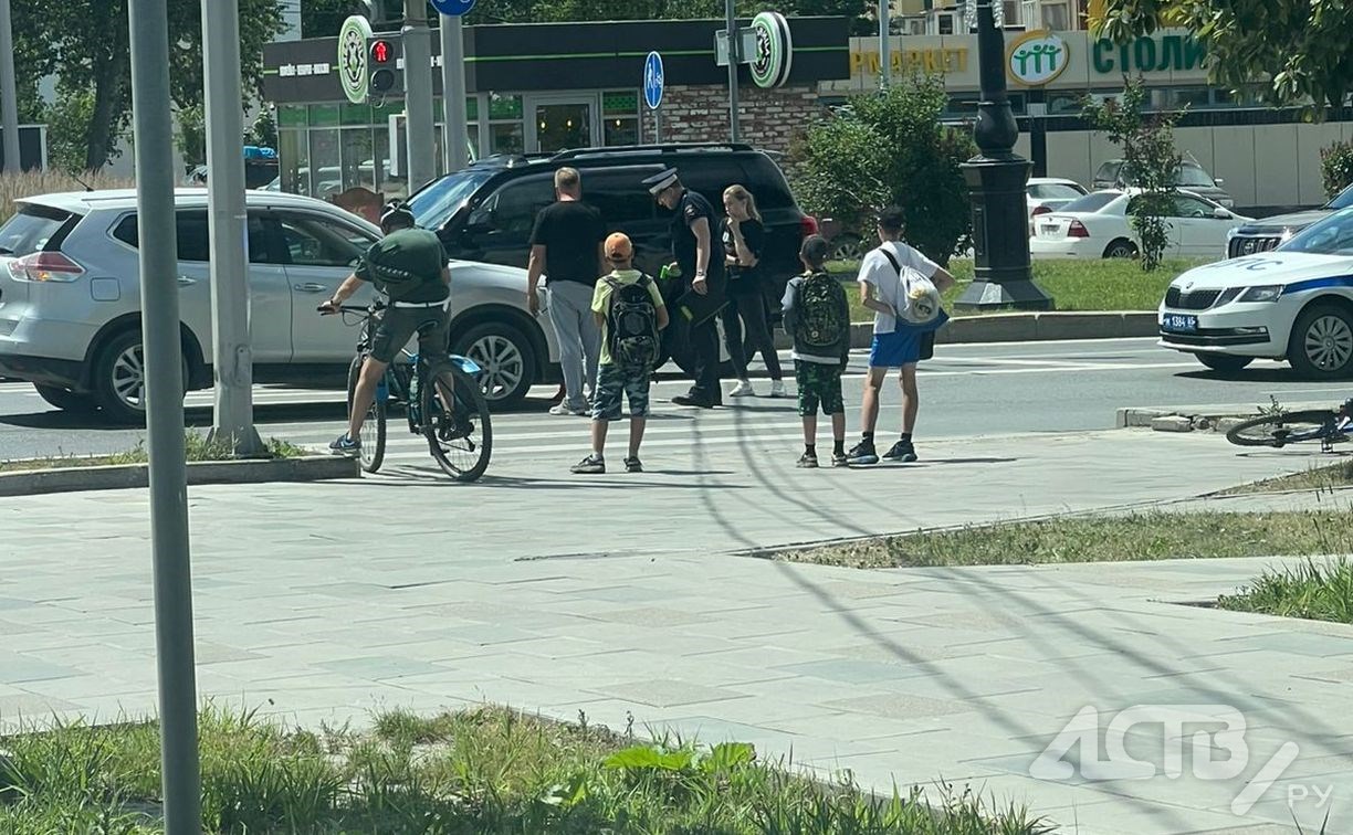 Очевидцы: велосипедиста сбили на перекрёстке в Южно-Сахалинске Очевидцы: велосипедиста сбили на перекрёстке в Южно-Сахалинске