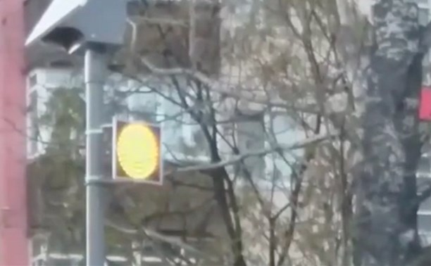 Мигающий днем и ночью светофор сводит сахалинку с ума