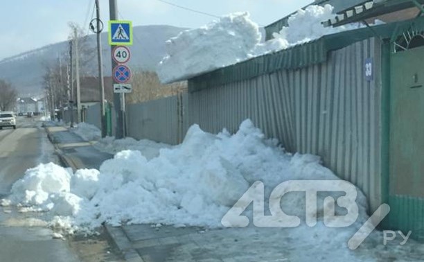 "Посмотрите, что творится": лавина сошла с крыши на тротуар в Южно-Сахалинске