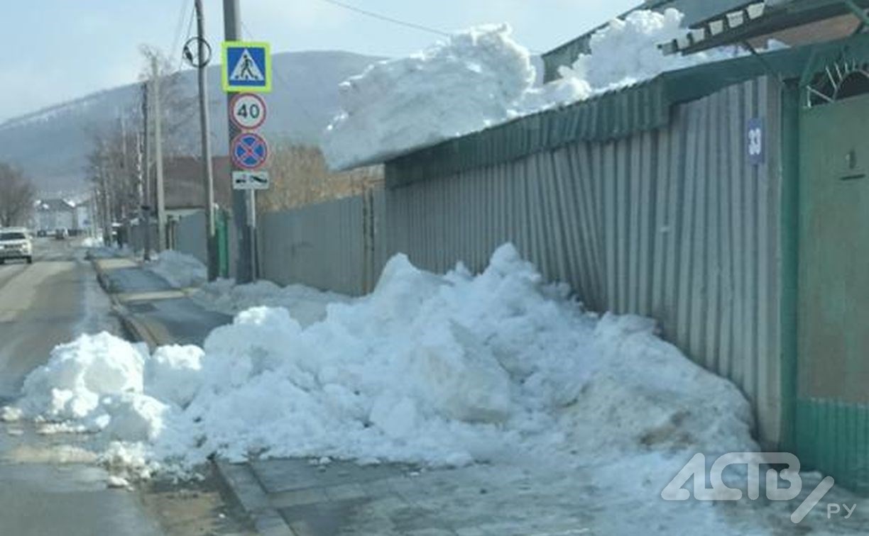"Посмотрите, что творится": лавина сошла с крыши на тротуар в Южно-Сахалинске