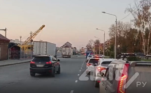 "Виноват или нет?": водитель на "Лексусе" придумал, как обойти пробку в Южно-Сахалинске