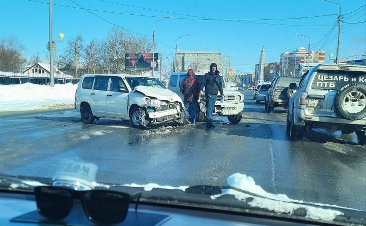 Переднюю часть автомобиля разворотило в результате ДТП в Южно-Сахалинске