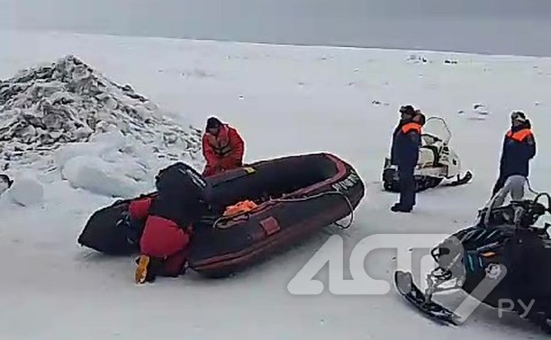 Спасатели прибыли к месту отрыва льда у берегов Сахалина - кадры с места происшествия