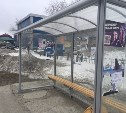 Новые стеклянные остановки в Южно-Сахалинске уже испортили следами рекламы