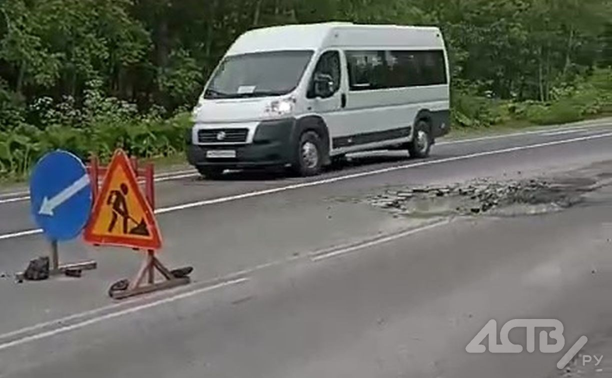 "Авто летят в лобовую": сахалинец показал на видео опасную яму на охотской трассе
