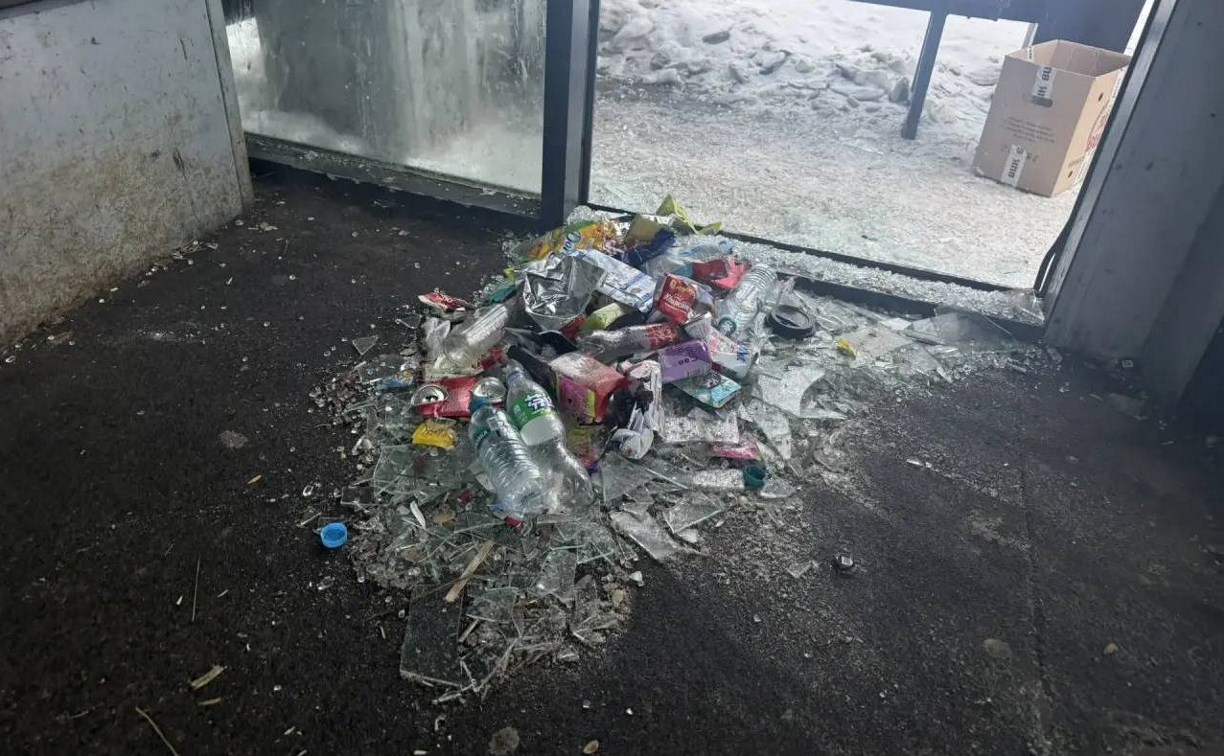 Вандалы разбили стеклопакет на остановке в Невельске