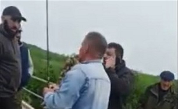В Макарове мужчины в "бородатой форме" гоняли рыболовов с моста