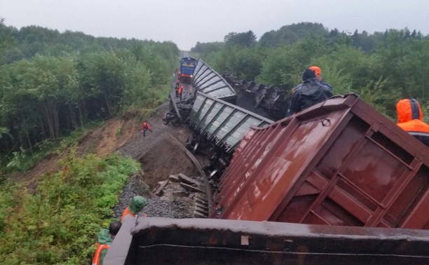 Грузовой поезд сошел с рельс на Сахалине из-за размыва железной дороги