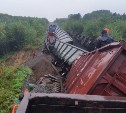 Грузовой поезд сошел с рельс на Сахалине из-за размыва железной дороги