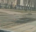 "В Корсакове ямы на дорогах засыпали шлаком": местные удивились решению дорожников
