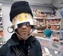 Мужчина с кастрюлей на голове пришёл в торговый центр в Южно-Сахалинске