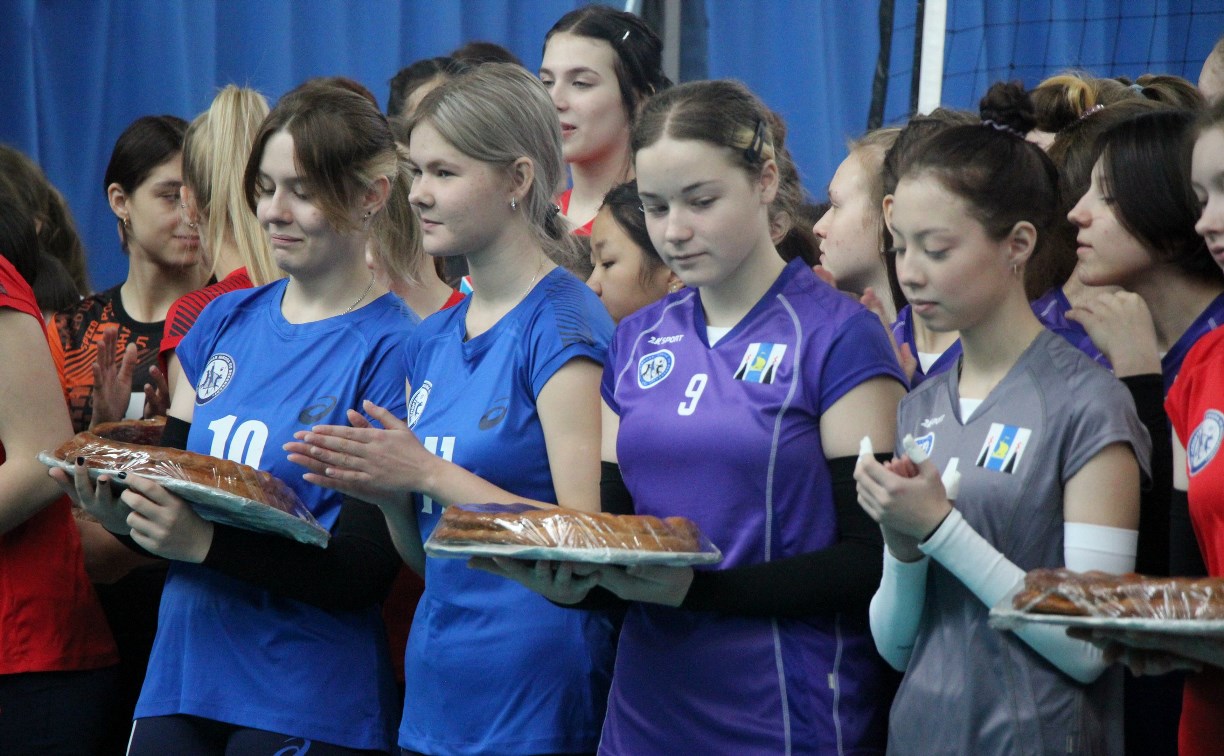 Четырнадцать команд оспаривают награды первенства Сахалинской области по волейболу