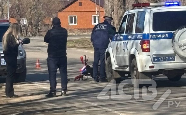 Появились новые кадры с места столкновения питбайка и полицейского автомобиля на Сахалине
