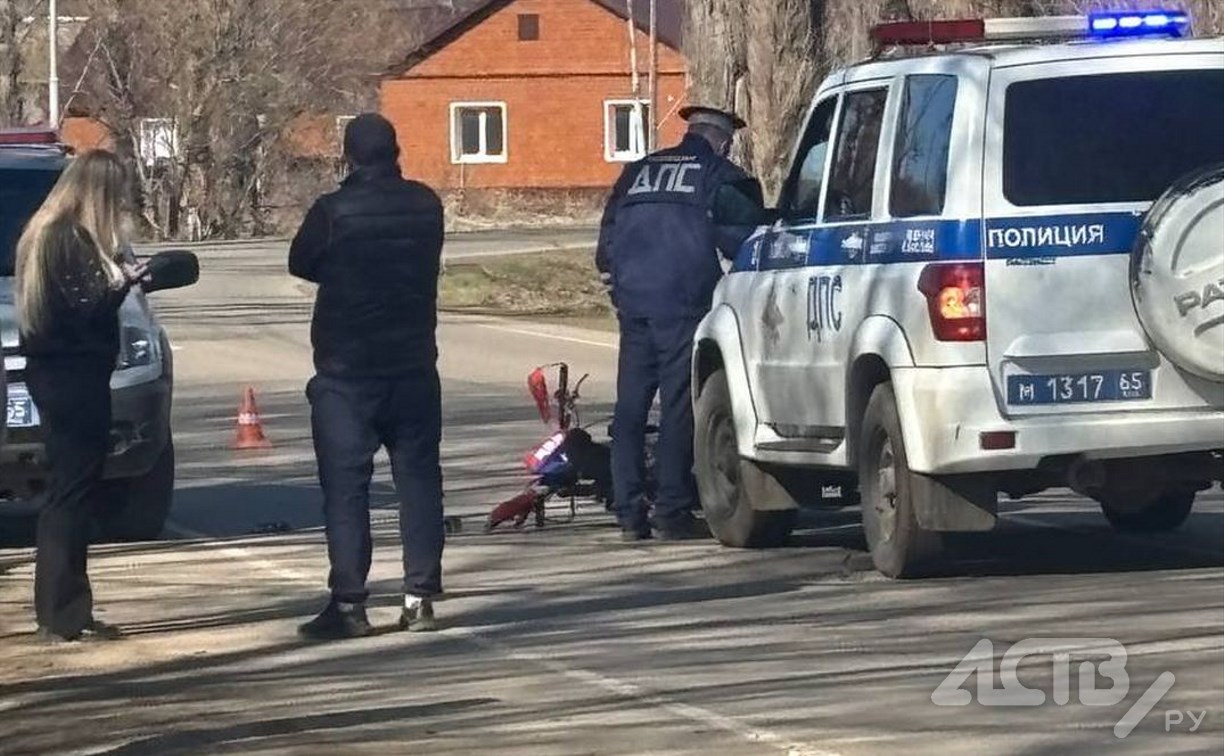 Появились новые кадры с места столкновения питбайка и полицейского автомобиля на Сахалине