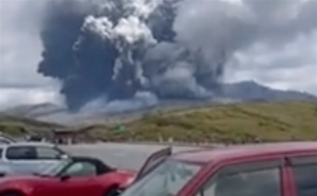 В сети появились завораживающие кадры извержения вулкана в Японии