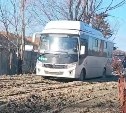 Жители "Теплой долины" в Долинске жалуются на дорогу, в которой вязнут даже автобусы