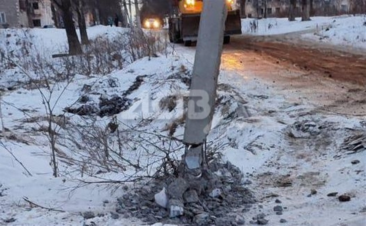 Упавший с трала экскаватор обесточил село на юге Сахалина