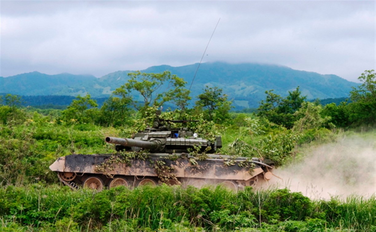 На Сахалине мобилизованные военнослужащие запаса приступили к стрельбам из танков Т-80БВ